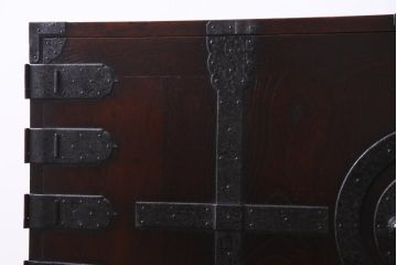 アンティーク家具　古民具　観音開き扉　三方ケヤキ材　漆塗り　渋さの中に気品漂う重ね箪笥(時代箪笥、和タンス)