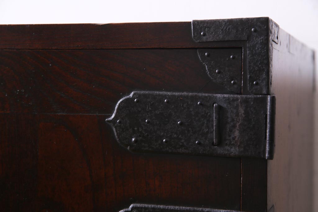 アンティーク家具　古民具　観音開き扉　三方ケヤキ材　漆塗り　渋さの中に気品漂う重ね箪笥(時代箪笥、和タンス)