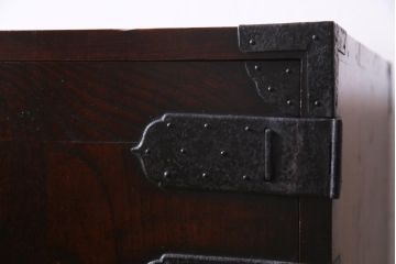 アンティーク家具　古民具　観音開き扉　三方ケヤキ材　漆塗り　渋さの中に気品漂う重ね箪笥(時代箪笥、和タンス)