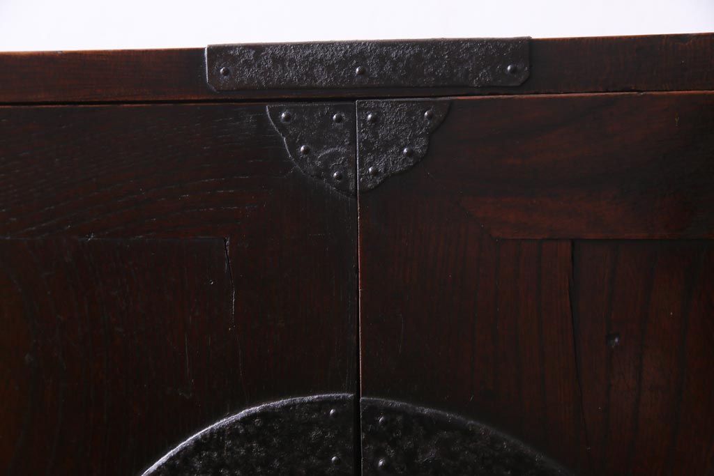 アンティーク家具　古民具　観音開き扉　三方ケヤキ材　漆塗り　渋さの中に気品漂う重ね箪笥(時代箪笥、和タンス)