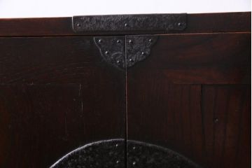 アンティーク家具　古民具　観音開き扉　三方ケヤキ材　漆塗り　渋さの中に気品漂う重ね箪笥(時代箪笥、和タンス)