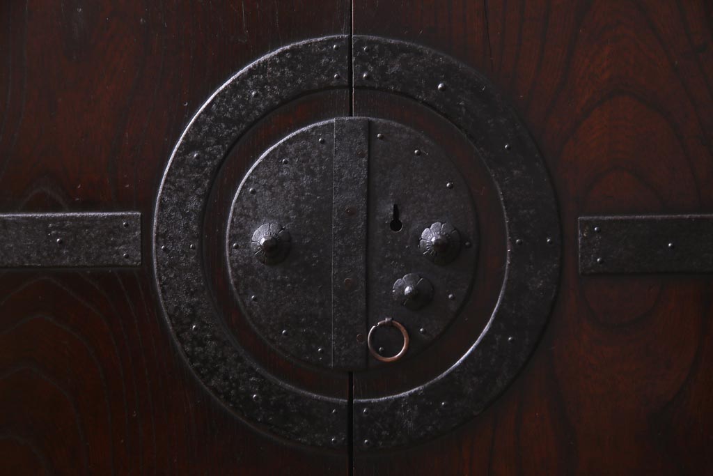 アンティーク家具　古民具　観音開き扉　三方ケヤキ材　漆塗り　渋さの中に気品漂う重ね箪笥(時代箪笥、和タンス)