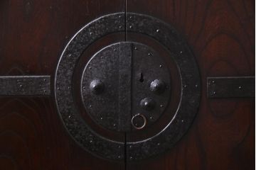 アンティーク家具　古民具　観音開き扉　三方ケヤキ材　漆塗り　渋さの中に気品漂う重ね箪笥(時代箪笥、和タンス)