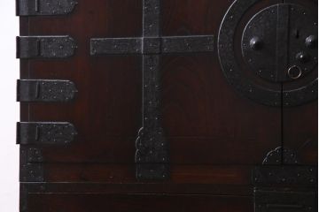 アンティーク家具　古民具　観音開き扉　三方ケヤキ材　漆塗り　渋さの中に気品漂う重ね箪笥(時代箪笥、和タンス)