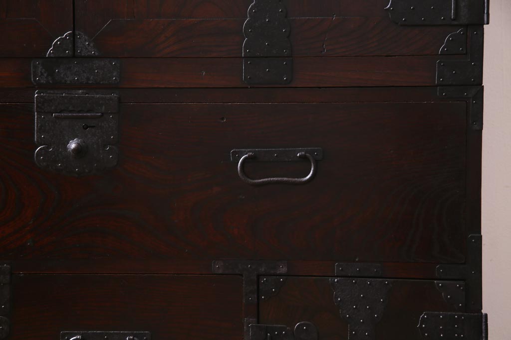 アンティーク家具　古民具　観音開き扉　三方ケヤキ材　漆塗り　渋さの中に気品漂う重ね箪笥(時代箪笥、和タンス)