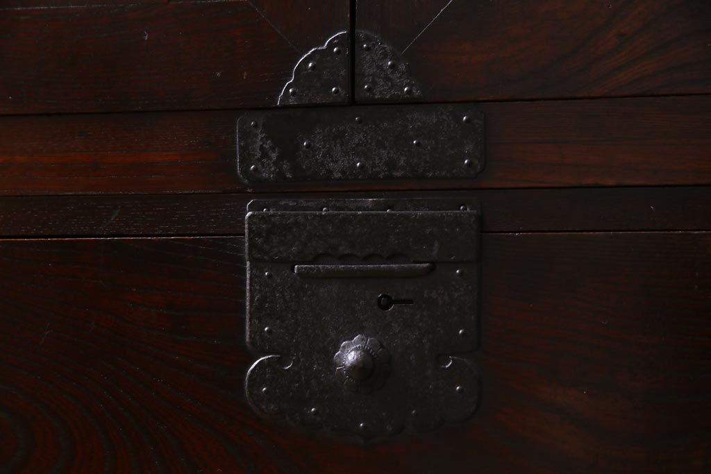 アンティーク家具　古民具　観音開き扉　三方ケヤキ材　漆塗り　渋さの中に気品漂う重ね箪笥(時代箪笥、和タンス)