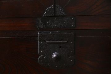 アンティーク家具　古民具　観音開き扉　三方ケヤキ材　漆塗り　渋さの中に気品漂う重ね箪笥(時代箪笥、和タンス)