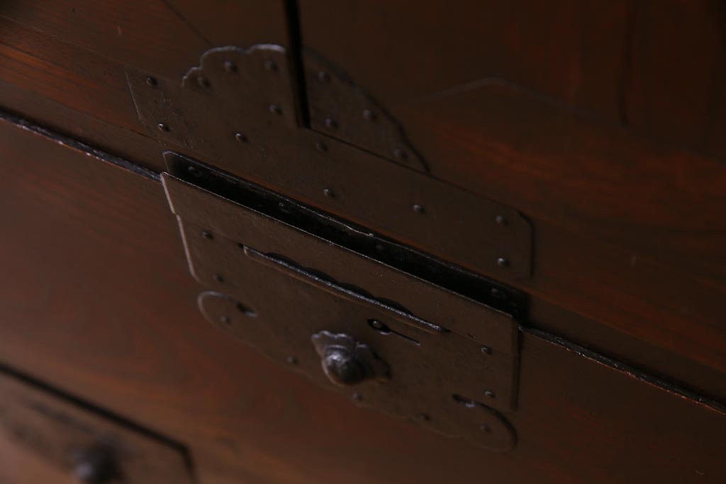 アンティーク家具　古民具　観音開き扉　三方ケヤキ材　漆塗り　渋さの中に気品漂う重ね箪笥(時代箪笥、和タンス)