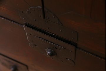 アンティーク家具　古民具　観音開き扉　三方ケヤキ材　漆塗り　渋さの中に気品漂う重ね箪笥(時代箪笥、和タンス)