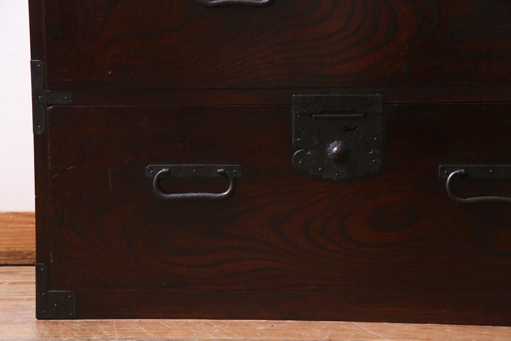 アンティーク家具　古民具　観音開き扉　三方ケヤキ材　漆塗り　渋さの中に気品漂う重ね箪笥(時代箪笥、和タンス)