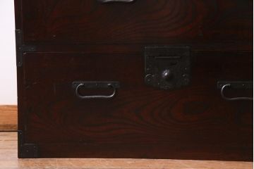アンティーク家具　古民具　観音開き扉　三方ケヤキ材　漆塗り　渋さの中に気品漂う重ね箪笥(時代箪笥、和タンス)