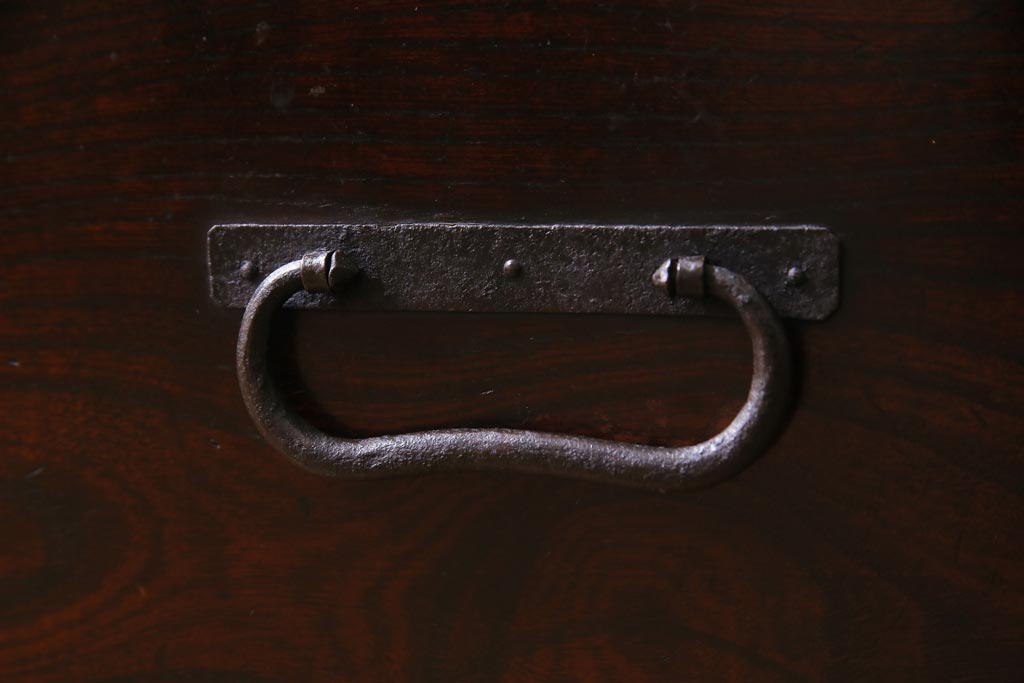 アンティーク家具　古民具　観音開き扉　三方ケヤキ材　漆塗り　渋さの中に気品漂う重ね箪笥(時代箪笥、和タンス)