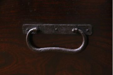 アンティーク家具　古民具　観音開き扉　三方ケヤキ材　漆塗り　渋さの中に気品漂う重ね箪笥(時代箪笥、和タンス)