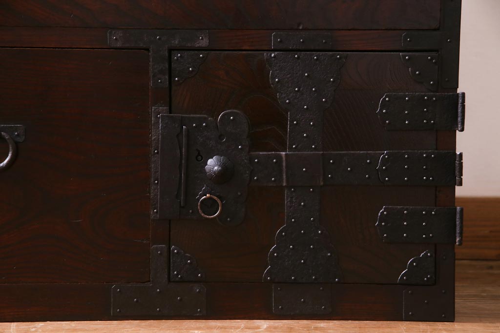 アンティーク家具　古民具　観音開き扉　三方ケヤキ材　漆塗り　渋さの中に気品漂う重ね箪笥(時代箪笥、和タンス)