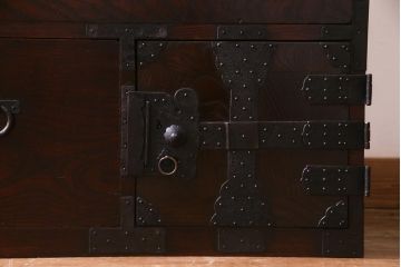 アンティーク家具　古民具　観音開き扉　三方ケヤキ材　漆塗り　渋さの中に気品漂う重ね箪笥(時代箪笥、和タンス)