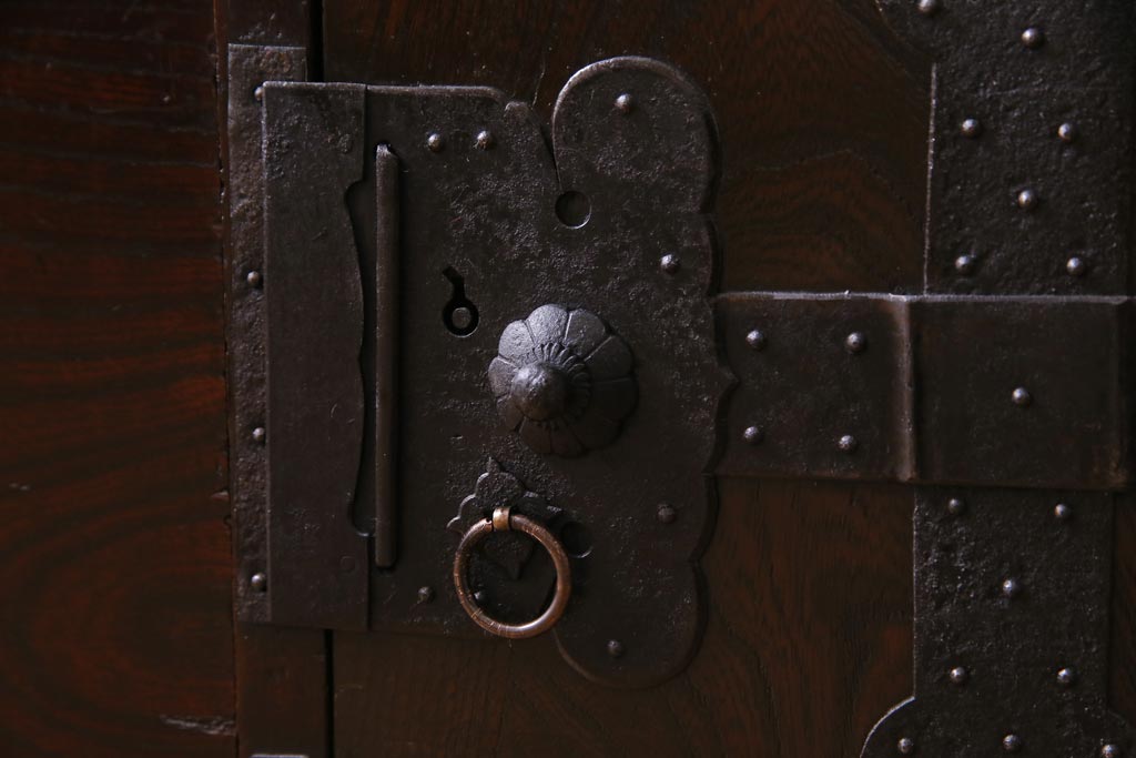 アンティーク家具　古民具　観音開き扉　三方ケヤキ材　漆塗り　渋さの中に気品漂う重ね箪笥(時代箪笥、和タンス)