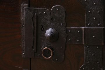 アンティーク家具　古民具　観音開き扉　三方ケヤキ材　漆塗り　渋さの中に気品漂う重ね箪笥(時代箪笥、和タンス)