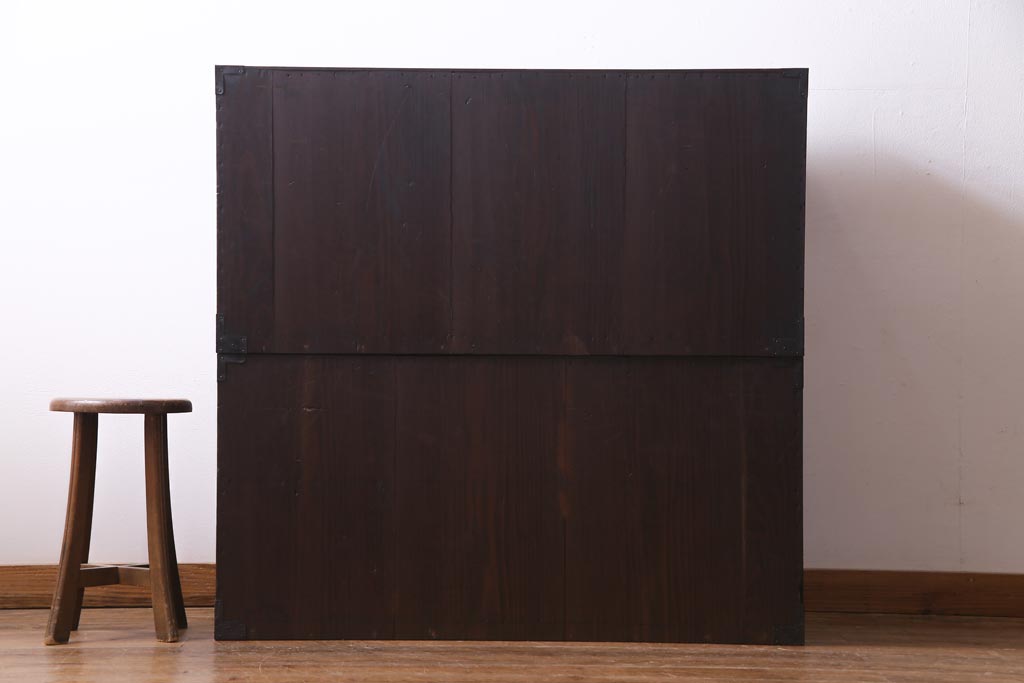 アンティーク家具　古民具　観音開き扉　三方ケヤキ材　漆塗り　渋さの中に気品漂う重ね箪笥(時代箪笥、和タンス)