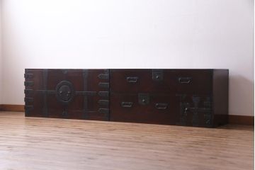 アンティーク家具　古民具　観音開き扉　三方ケヤキ材　漆塗り　渋さの中に気品漂う重ね箪笥(時代箪笥、和タンス)