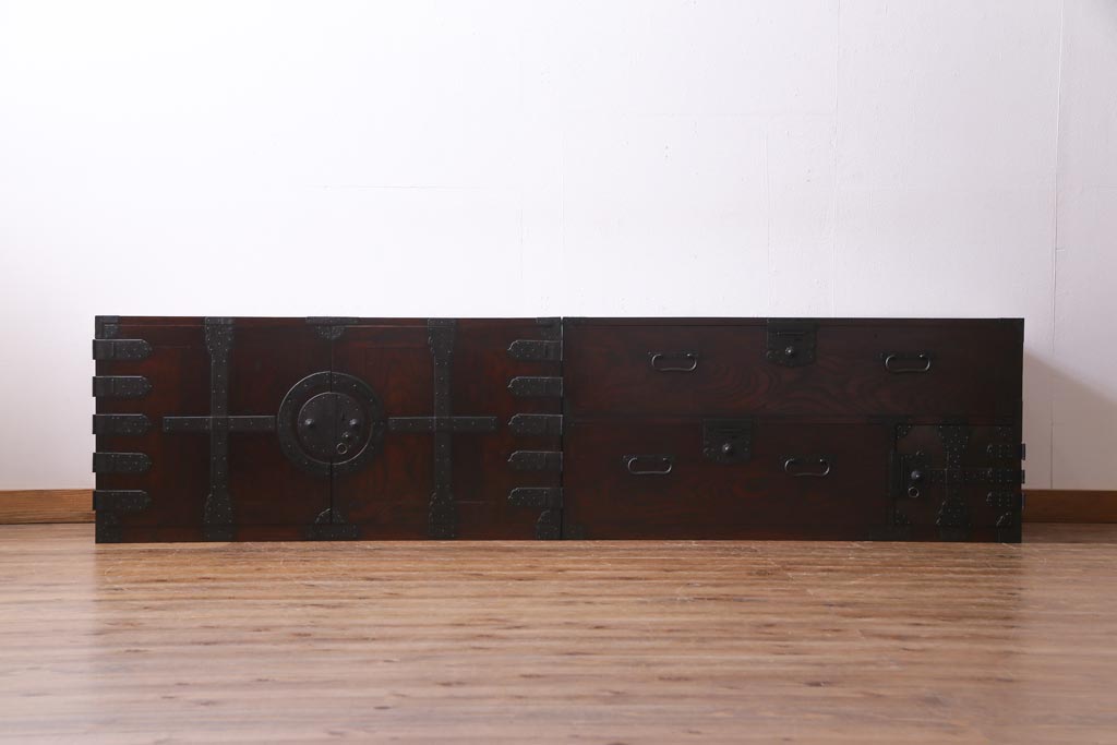 アンティーク家具　古民具　観音開き扉　三方ケヤキ材　漆塗り　渋さの中に気品漂う重ね箪笥(時代箪笥、和タンス)