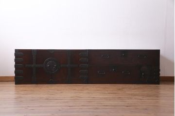 アンティーク家具　古民具　観音開き扉　三方ケヤキ材　漆塗り　渋さの中に気品漂う重ね箪笥(時代箪笥、和タンス)