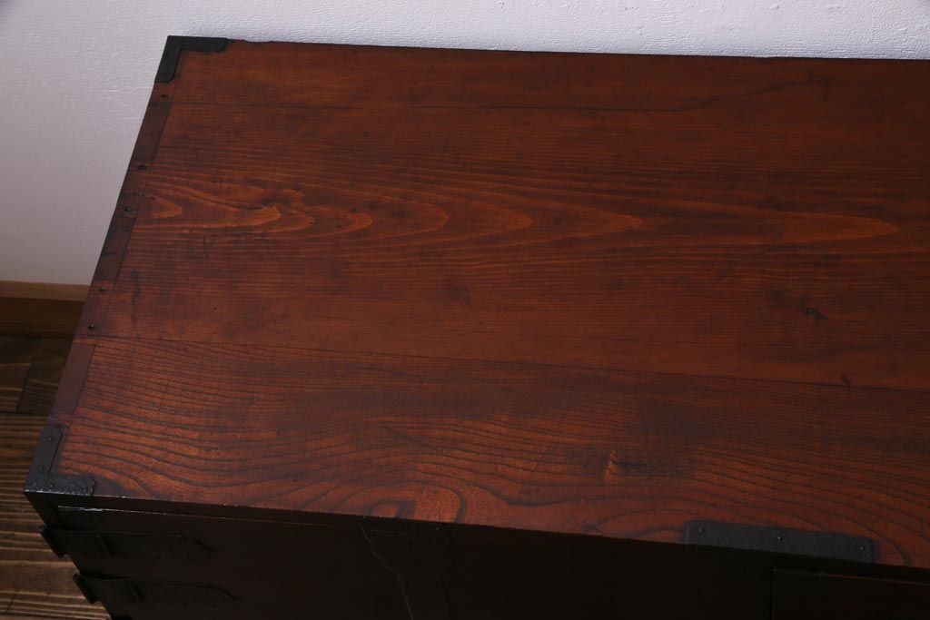 アンティーク家具　古民具　観音開き扉　三方ケヤキ材　漆塗り　渋さの中に気品漂う重ね箪笥(時代箪笥、和タンス)