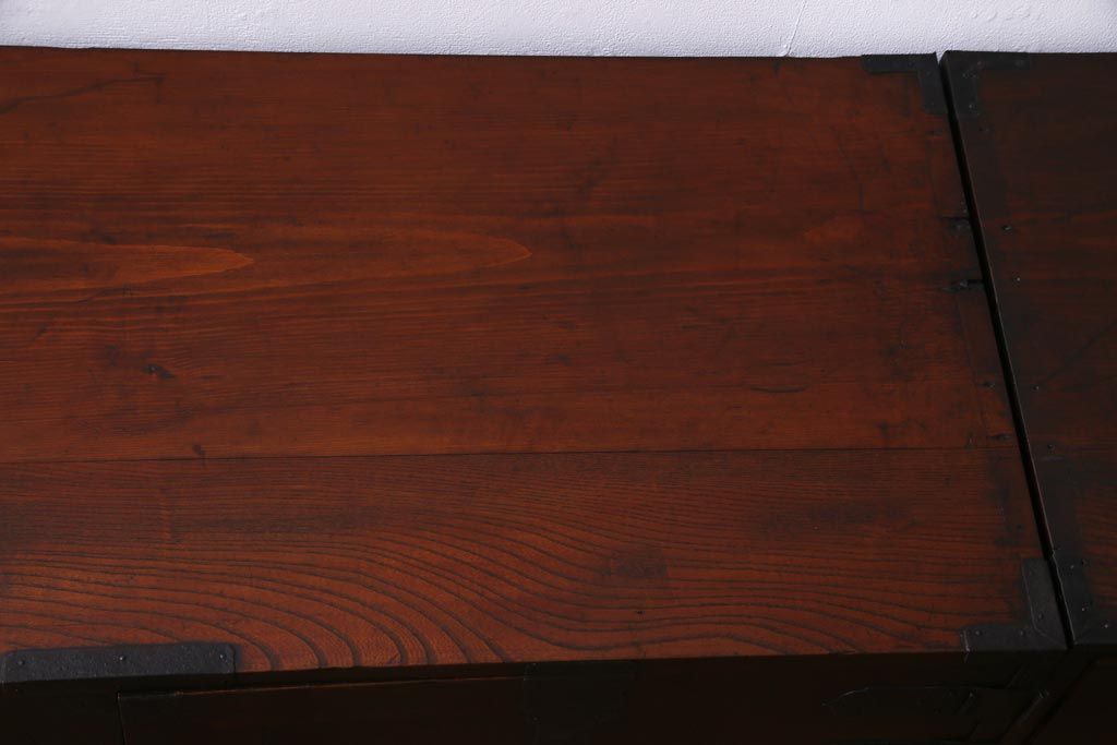 アンティーク家具　古民具　観音開き扉　三方ケヤキ材　漆塗り　渋さの中に気品漂う重ね箪笥(時代箪笥、和タンス)