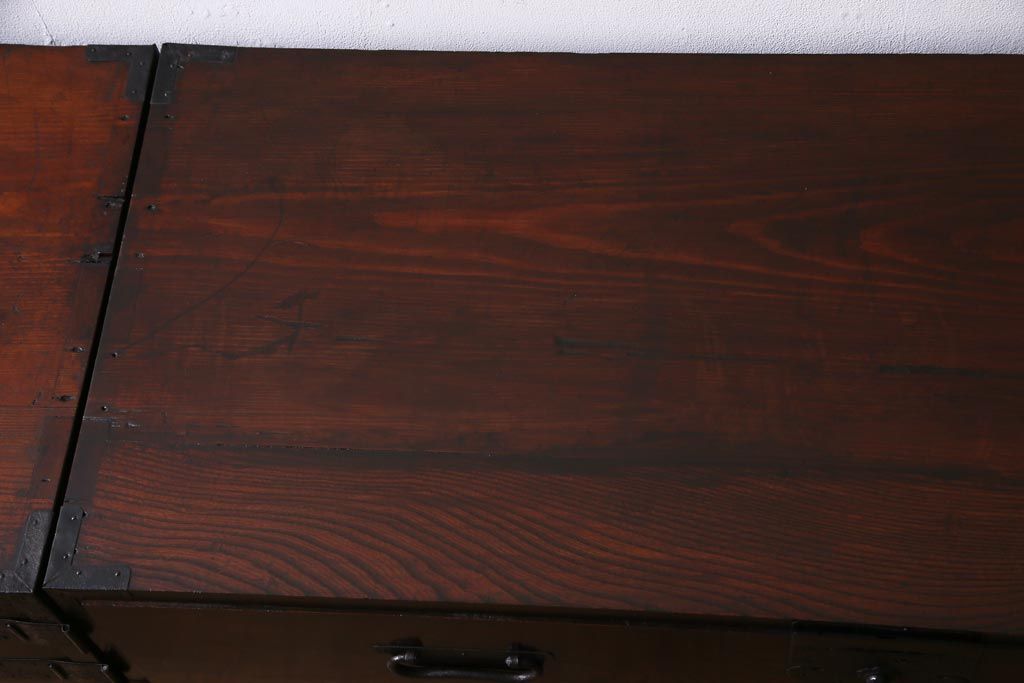 アンティーク家具　古民具　観音開き扉　三方ケヤキ材　漆塗り　渋さの中に気品漂う重ね箪笥(時代箪笥、和タンス)