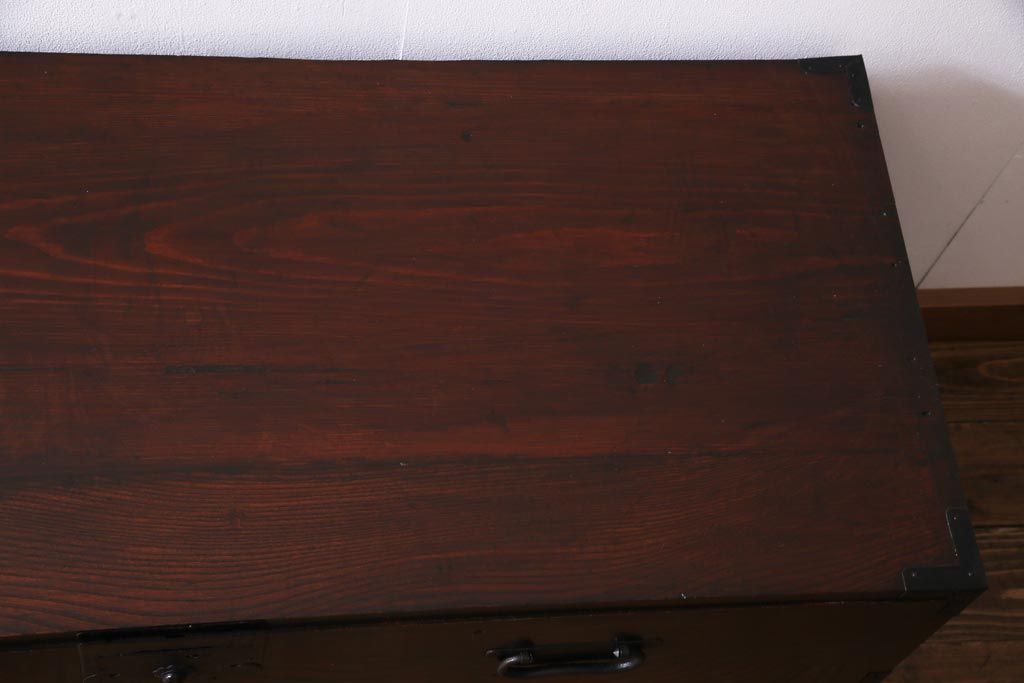 アンティーク家具　古民具　観音開き扉　三方ケヤキ材　漆塗り　渋さの中に気品漂う重ね箪笥(時代箪笥、和タンス)