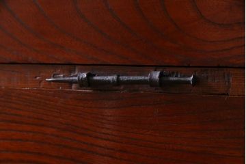 アンティーク家具　古民具　観音開き扉　三方ケヤキ材　漆塗り　渋さの中に気品漂う重ね箪笥(時代箪笥、和タンス)