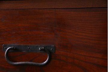 アンティーク家具　古民具　観音開き扉　三方ケヤキ材　漆塗り　渋さの中に気品漂う重ね箪笥(時代箪笥、和タンス)
