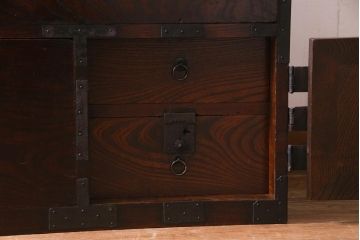 アンティーク家具　古民具　観音開き扉　三方ケヤキ材　漆塗り　渋さの中に気品漂う重ね箪笥(時代箪笥、和タンス)