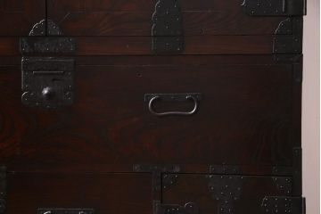 アンティーク家具　古民具　観音開き扉　三方ケヤキ材　漆塗り　渋さの中に気品漂う重ね箪笥(時代箪笥、和タンス)