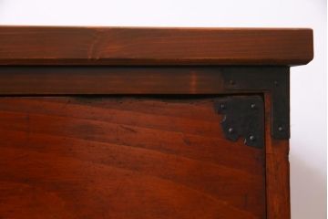 アンティーク家具　和製アンティーク　鉄脚付き　ヒノキ材　漆塗の箪笥ローボード(リビングボード、衣装箪笥)