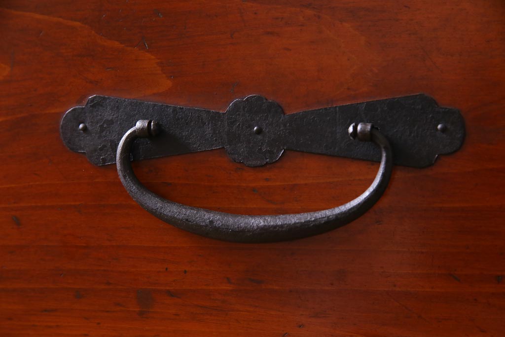 アンティーク家具　和製アンティーク　鉄脚付き　ヒノキ材　漆塗の箪笥ローボード(リビングボード、衣装箪笥)