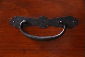 アンティーク家具　和製アンティーク　鉄脚付き　ヒノキ材　漆塗の箪笥ローボード(リビングボード、衣装箪笥)