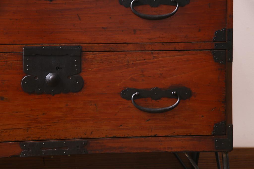 アンティーク家具　和製アンティーク　鉄脚付き　ヒノキ材　漆塗の箪笥ローボード(リビングボード、衣装箪笥)