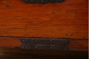 アンティーク家具　和製アンティーク　鉄脚付き　ヒノキ材　漆塗の箪笥ローボード(リビングボード、衣装箪笥)