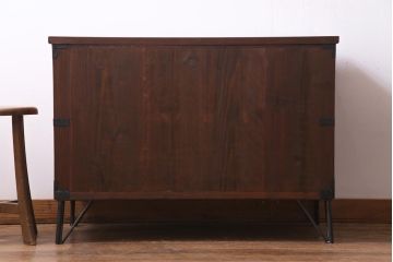 アンティーク家具　和製アンティーク　鉄脚付き　ヒノキ材　漆塗の箪笥ローボード(リビングボード、衣装箪笥)