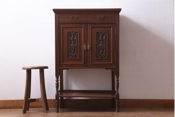 アンティーク家具　イギリスアンティーク　EDWARDS&SONS　マホガニー材　すっきりとした佇まいが上品なサイドキャビネット(収納棚)