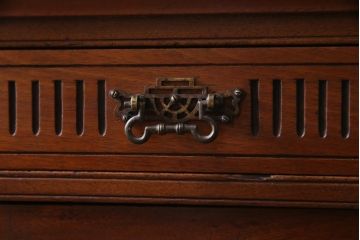 アンティーク家具　イギリスアンティーク　EDWARDS&SONS　マホガニー材　すっきりとした佇まいが上品なサイドキャビネット(収納棚)