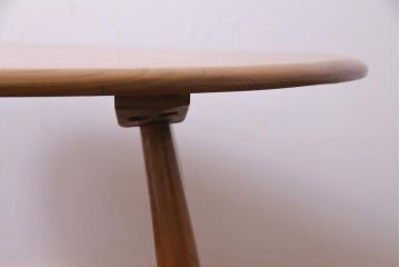 ヴィンテージ家具　イギリスビンテージ　ERCOL(アーコール)　明るい色味のコーヒーテーブル(ラウンドテーブル)
