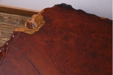 アンティーク家具　昭和中期　カリン材(花梨材)　鳥眼杢　縁の木肌が迫力を放つ座卓(ローテーブル)