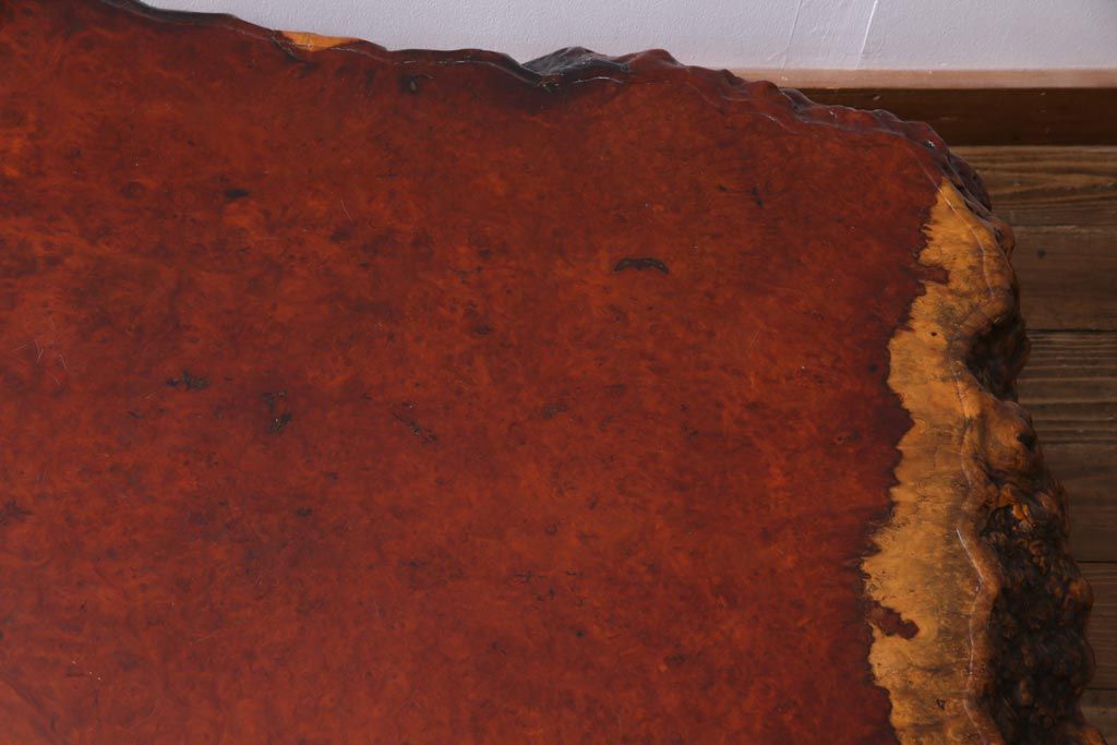 アンティーク家具　昭和中期　カリン材(花梨材)　鳥眼杢　縁の木肌が迫力を放つ座卓(ローテーブル)