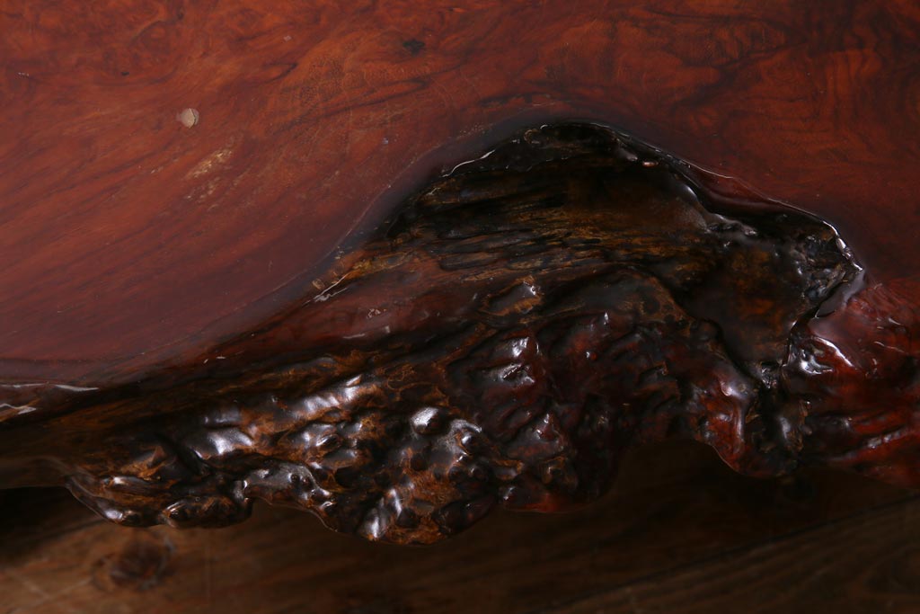 アンティーク家具　昭和中期　カリン材(花梨材)　鳥眼杢　縁の木肌が迫力を放つ座卓(ローテーブル)