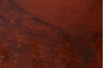 アンティーク家具　昭和中期　カリン材(花梨材)　鳥眼杢　縁の木肌が迫力を放つ座卓(ローテーブル)