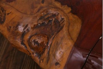 アンティーク家具　昭和中期　カリン材(花梨材)　鳥眼杢　縁の木肌が迫力を放つ座卓(ローテーブル)