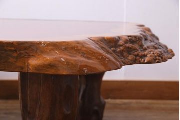 アンティーク家具　昭和中期　カリン材(花梨材)　鳥眼杢　縁の木肌が迫力を放つ座卓(ローテーブル)