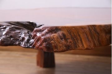 アンティーク家具　昭和中期　カリン材(花梨材)　鳥眼杢　縁の木肌が迫力を放つ座卓(ローテーブル)