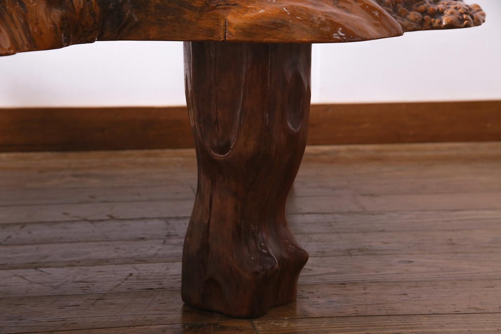 アンティーク家具　昭和中期　カリン材(花梨材)　鳥眼杢　縁の木肌が迫力を放つ座卓(ローテーブル)